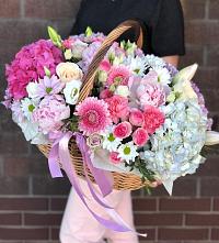 Цветочная композиция из Розы, Хризантемы, Пионы и Лизиантусы в корзине в Шамхал-Термене